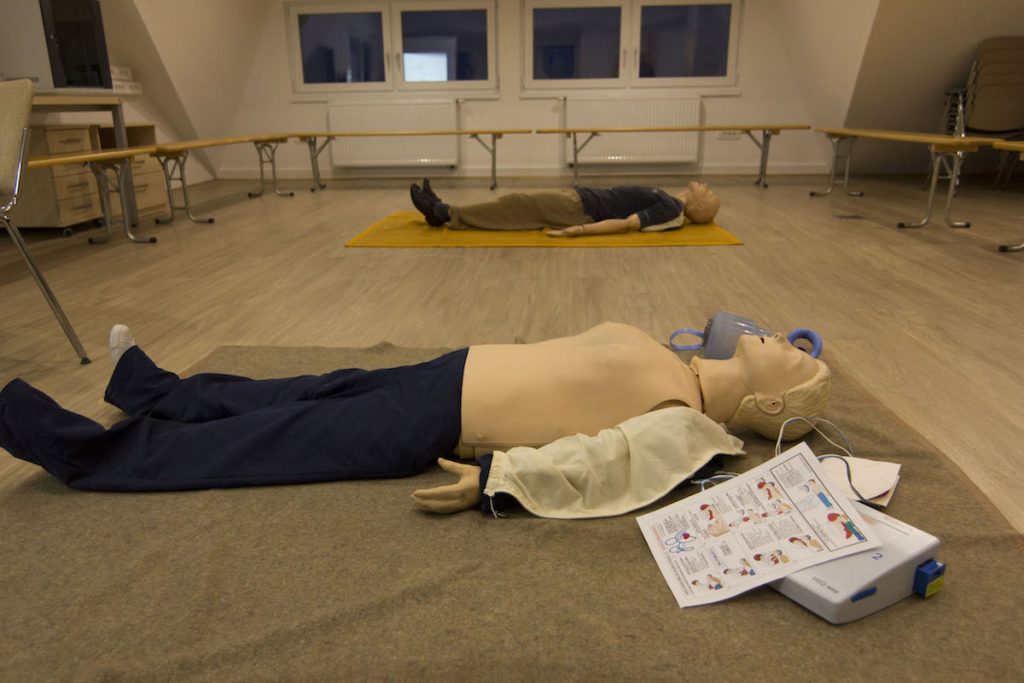 PREDSTAVITEV AVTOMATSKEGA ZUNANJEGA DEFIBRILATORJA (AED)