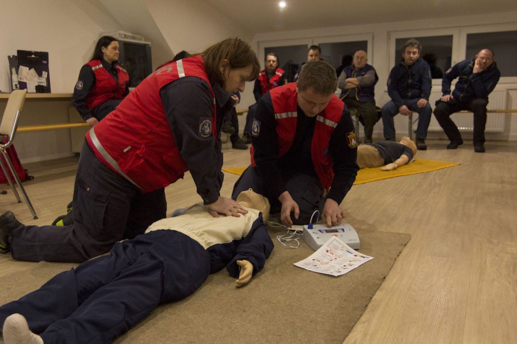 PREDSTAVITEV AVTOMATSKEGA ZUNANJEGA DEFIBRILATORJA (AED)