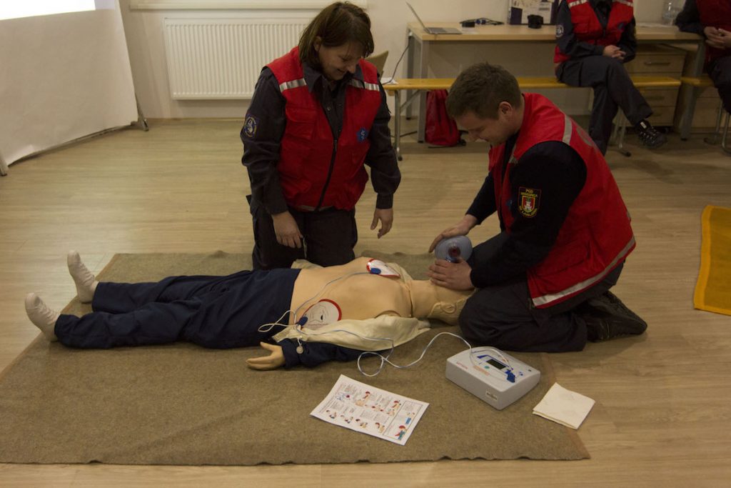 PREDSTAVITEV AVTOMATSKEGA ZUNANJEGA DEFIBRILATORJA (AED)