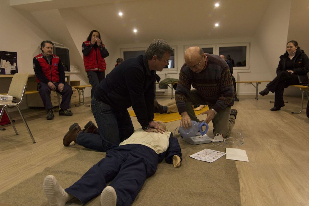 PREDSTAVITEV AVTOMATSKEGA ZUNANJEGA DEFIBRILATORJA (AED)