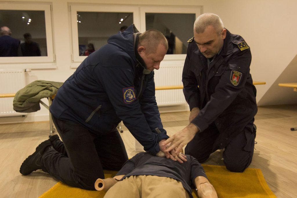 PREDSTAVITEV AVTOMATSKEGA ZUNANJEGA DEFIBRILATORJA (AED)