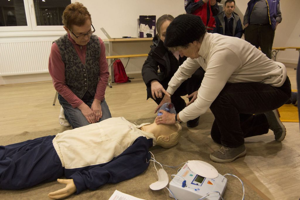 PREDSTAVITEV AVTOMATSKEGA ZUNANJEGA DEFIBRILATORJA (AED)