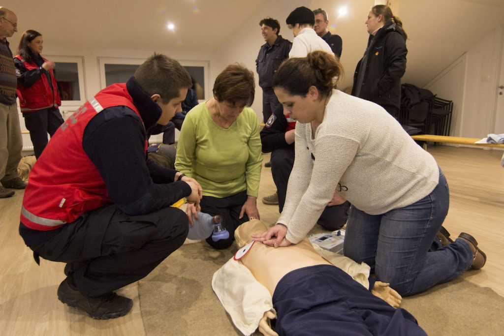 PREDSTAVITEV AVTOMATSKEGA ZUNANJEGA DEFIBRILATORJA (AED)